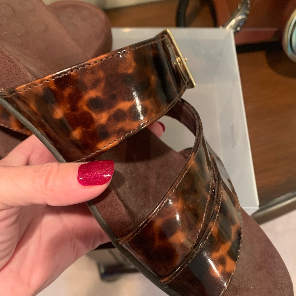 Cushiony, patterned sandals - Picture 4 of 5